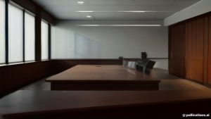Bàn làm việc văn phòng chính phủ hiển thị tài liệu thẩm định bảo mật FedRAMP High và bảng quản trị Claude for Government
